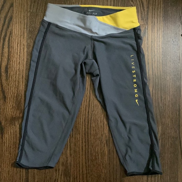 *FREE with any purchase* Livestrong gray and yellow bike shorts size XS - Picture 1 of 4